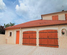 Decopierre extérieur sur façade et mur d'enceinte