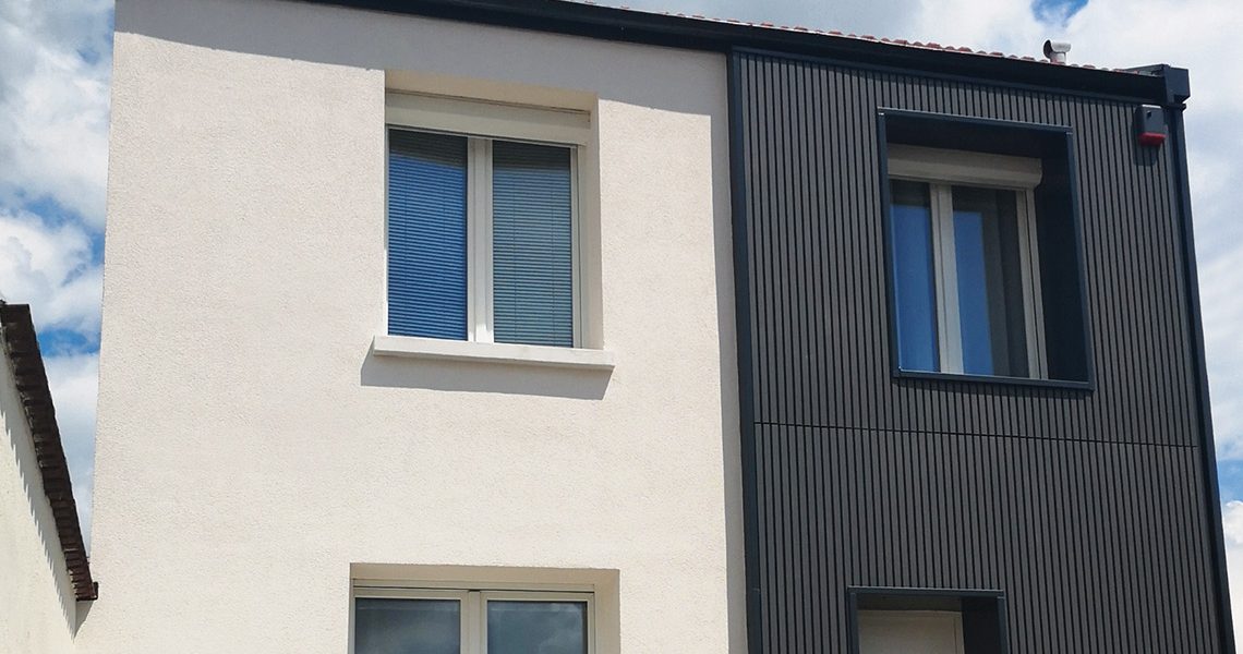 Enduit à la chaux et bardage Neolife sur isolation thermique par l'extérieur