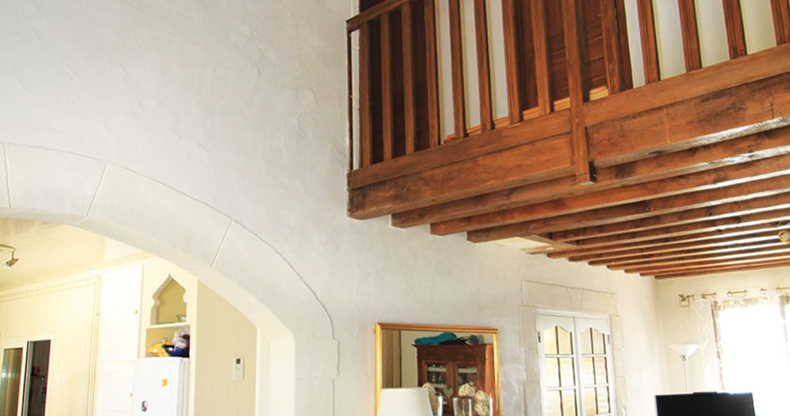 Enduit à la chaux teinte claire en intérieur