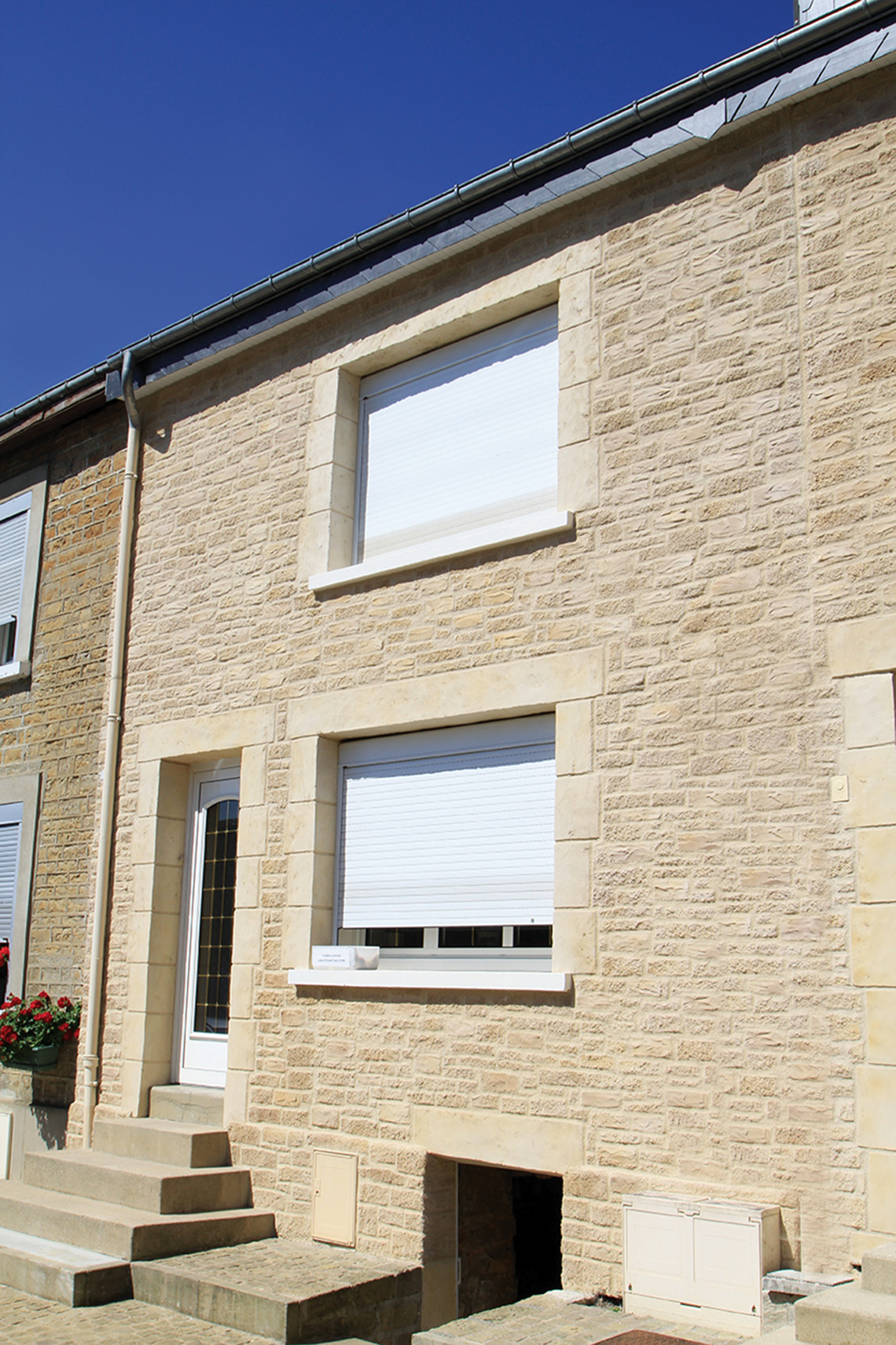 Ravalement de facade maison Decopierre extérieur avec encadrements Habitat & Traditions