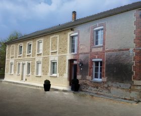 Ravalement de façade très abîmée avec l'enduit Decopierre