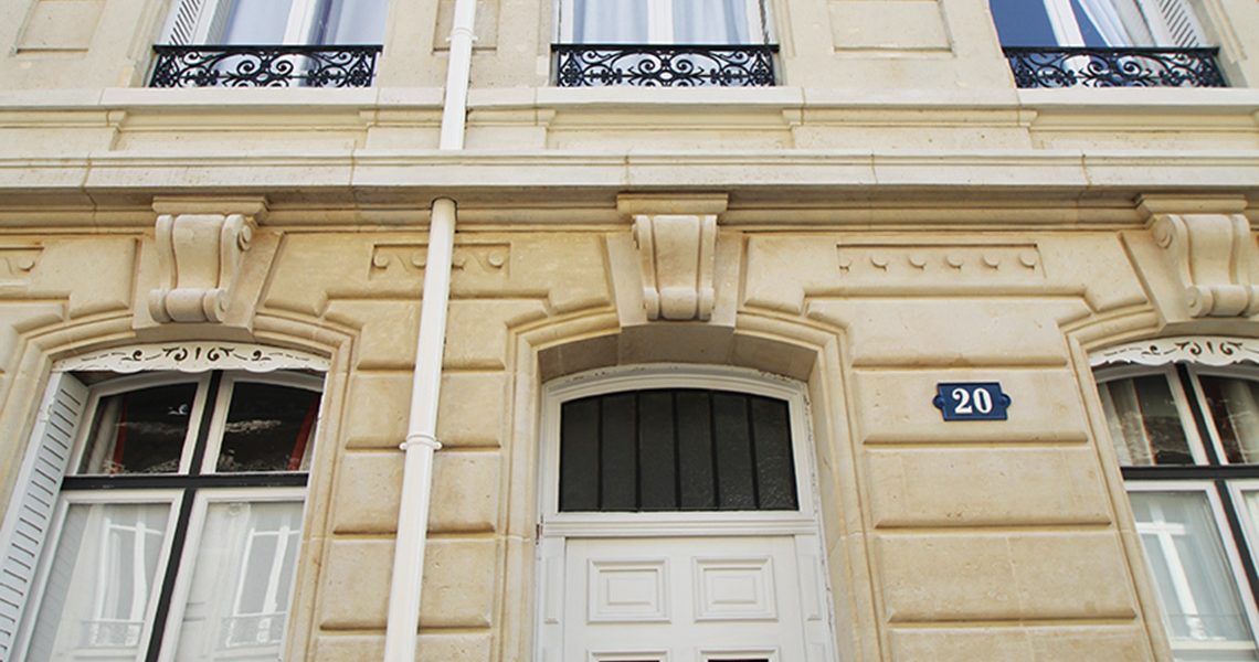 Restauration de façade pierre avec ornements à Reims