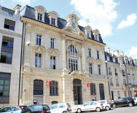 Restauration de façade pierre immeuble Caisse d'Epargne à Reims