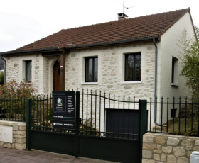 Decopierre extérieur avec chaînages d'angle et encadrements en pierre de taille