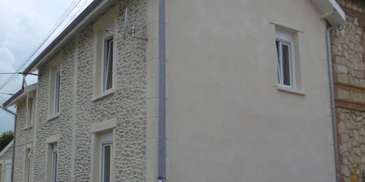Decopierre extérieur avec encadrements et chaînage en pierre de taille