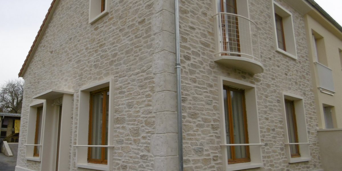 Decopierre extérieur, soubassement et chaînage en pierre de taille