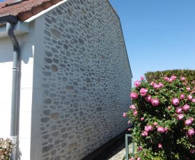 Mur en Decopierre avec chaînage en pierre de taille sur Isolation thermique par l'extérieur