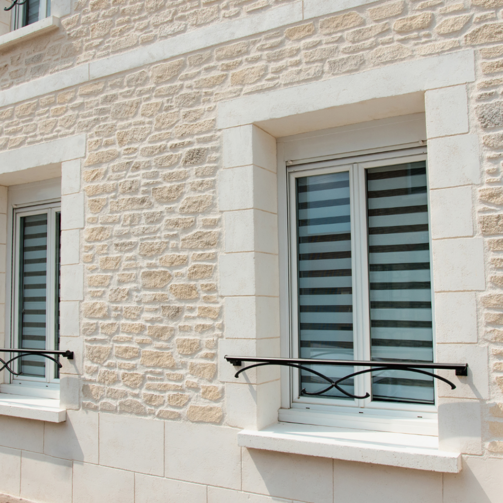 Façade et encadrements de fenêtres aspect pierre Habitat & Traditions — free download
