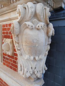 Ornement en pierre avant restauration