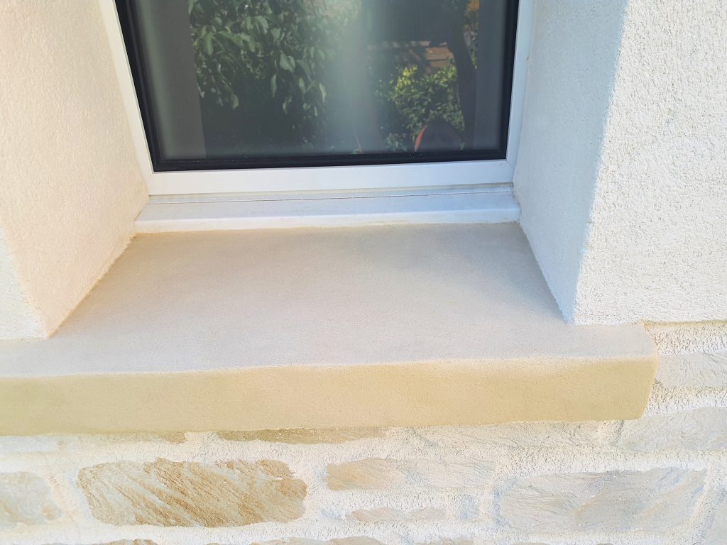 Détail de l'appui de fenêtre aspect pierre sur ITE