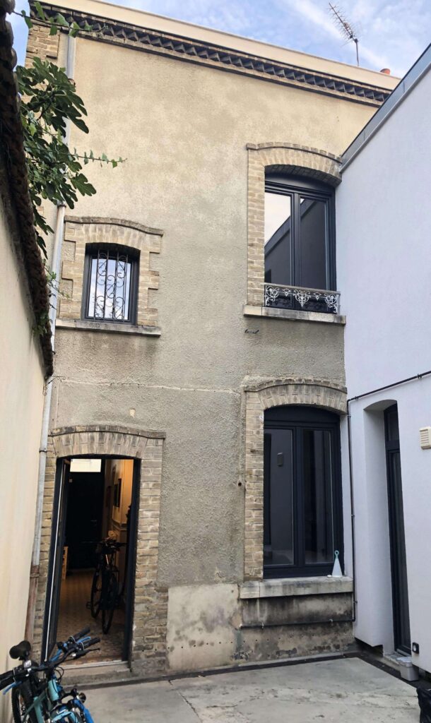 Façade avant un ravalement de façade à Reims 