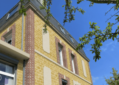 Façade rénovée avec enduit Decopierre effet pierre de Dom à Charleville