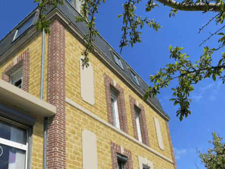 Façade rénovée avec enduit Decopierre effet pierre de Dom à Charleville