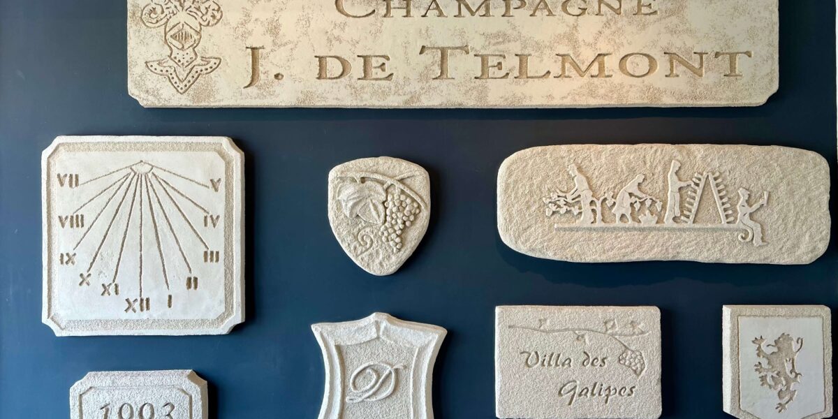 Des blasons en enduit sculpté : un savoir-faire unique signé Habitat & Traditions