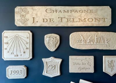 Des blasons en enduit sculpté : un savoir-faire unique signé Habitat & Traditions