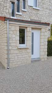 Extension de maison avec un effet pierre de parement en Decopierre