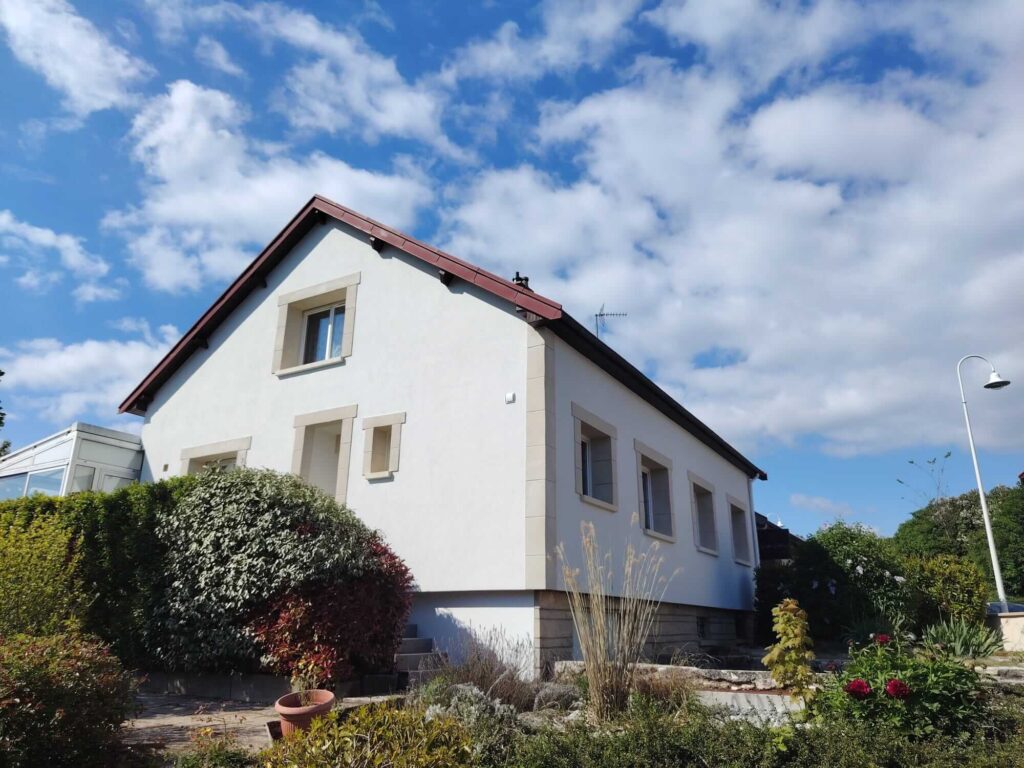 Maison rénovée après des travaux de façade et d’isolation